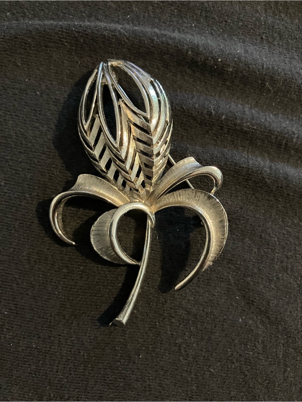 Elegant Silver-Tone Leaf & Fleur Brooch - Classic Women's Accessory - Picture 6 of 6